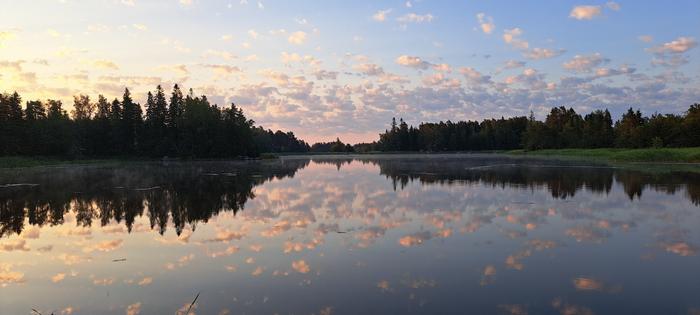 Pilvet heijastuvat vedenpinnasta.