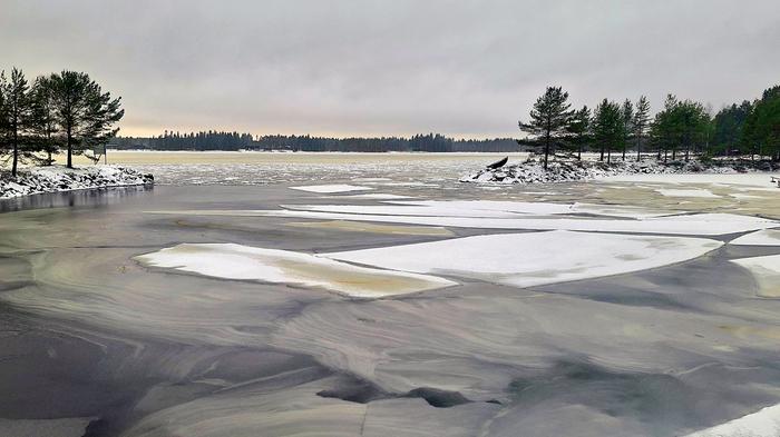 Oulujärven jää oli vuonna joulukuun alussa 2025 vielä hyvin heikkoa.