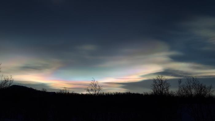 Helmiäispilvet muodostuvat stratosfäärissä ja näkyvät vain auringonlaskun jälkeen tai ennen auringonnousua.
