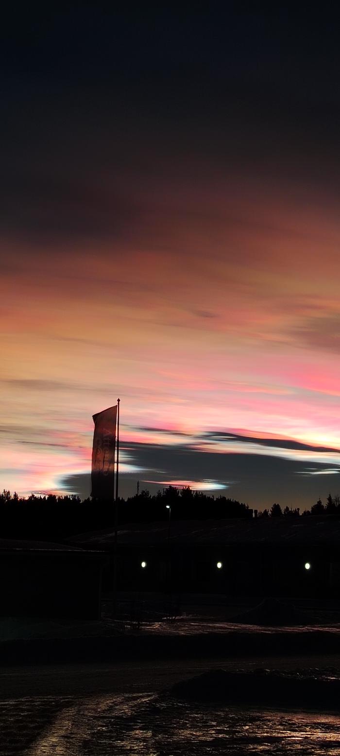 Helmiäispilviä Sallassa Helmiäispilvet näkyvät vielä hämärän syvetessä.