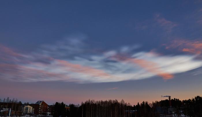 Helmiäispilvi Laukaa Helmiäispilvi hohtaa vaaleana tavallisten, troposfäärissä olevien punertavien pilvien takana.