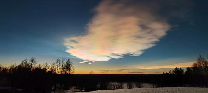Helmiäispilvi Värtsilässä Helmiäispilviä Värtsilässä.