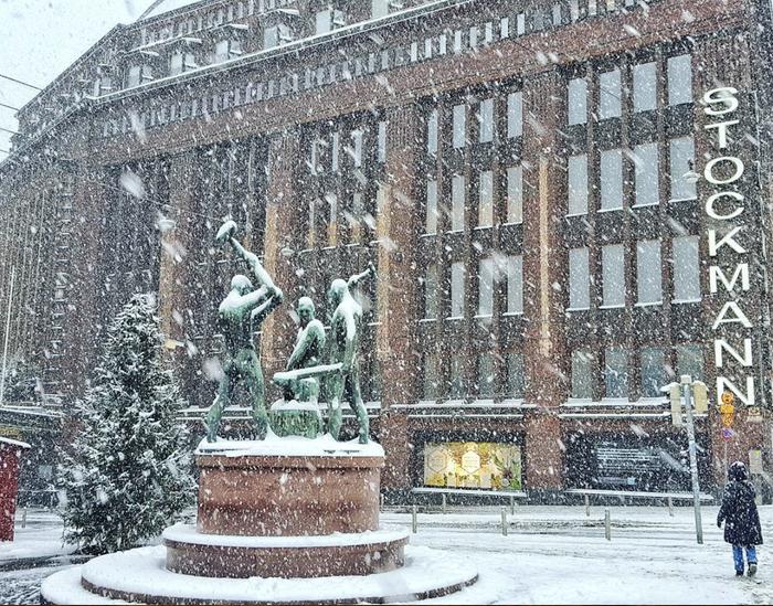 Lumipyry Helsingissä Lumipyry Helsingin keskustassa