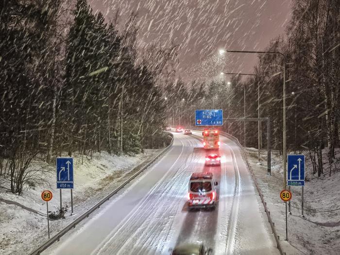 Lumipyry huonontaa ajokeliä sekä näkyvyyden että liukkauden kautta.