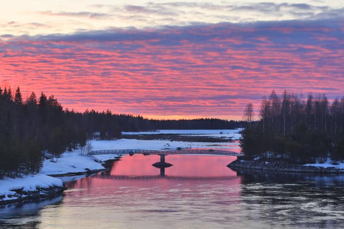 Huhtikuun ilta Huhtikuun ilta Oulujoella Vaalassa.