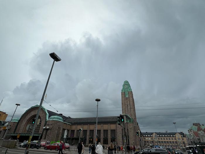 Kuuropilvi lähestyi Helsinkiä elokuussa 2023.