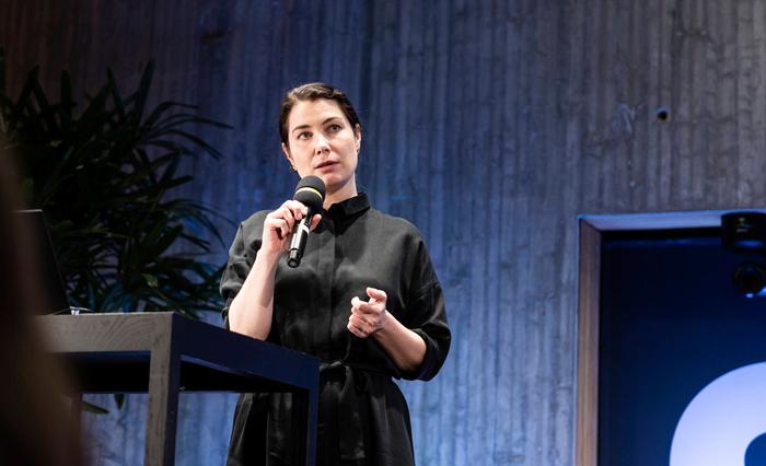 Ministeri Emma Kari Ympäristö- ja ilmastoministeri Emma Kari puhui IPCC:n ilmastoraportin kansallisessa julkistamistilaisuudessa 28. helmikuuta 2022.