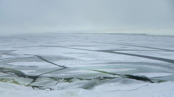 Halkeilevaa jäätä Merellä virtaukset ja tuuli rikkovat jäätä paloiksi.