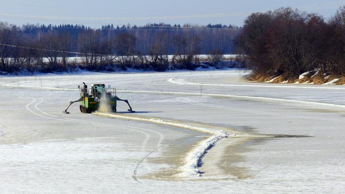 Kyrönjoen jääpatoja torjutaan sahaamalla jäätä keväällä.