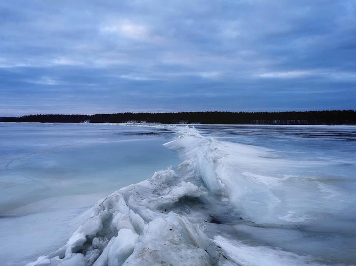 Jäätä Oulujärvellä Jää voi liikkuessaan sekä muodostaa railoja että kasautua.