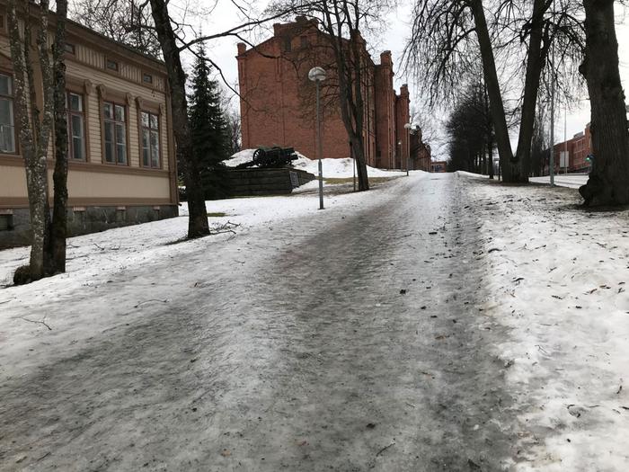 Jäinen kävelytie Lauhalla säällä jään päälle kertyy vettä, ja kävelytiet muuttuvat erittäin liukkaiksi.