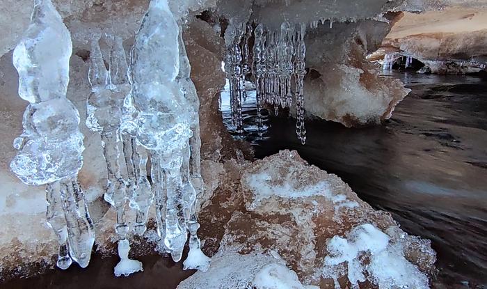 Virtaava joki voi pysyä pakkasellakin sulana, mutta sen ympäristöön muodostuu jäätä.