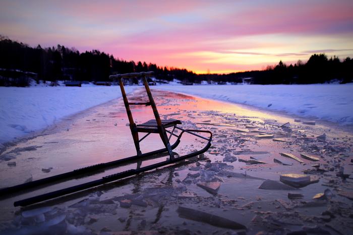 Kelkka jäällä Kevättalvella aurinko lämmittää jo päivällä ja jäiset pinnat alkavat sulaa, mutta yöllä taas pakastuu.