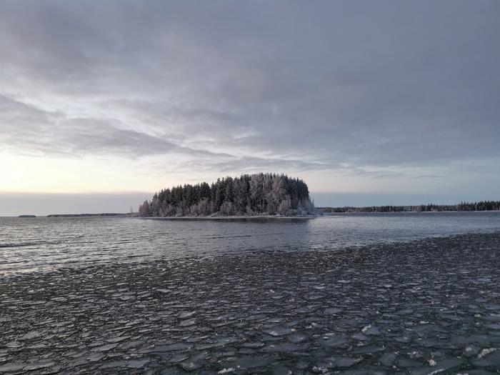 Tuuli voi ajaa rikkonaista jäätä rannoille.