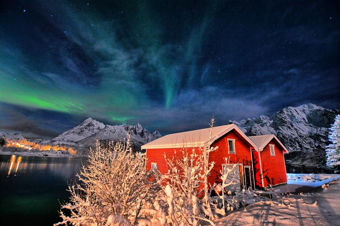 Revontulia Pohjois-Norjan Lofooteilla kaamoksen aikoina joulukuussa.