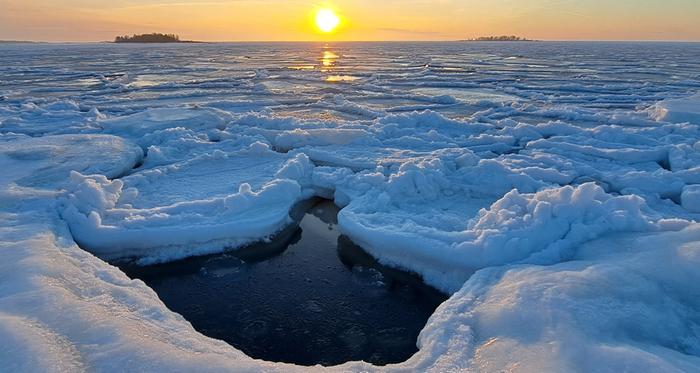 Tammikuinen merimaisema.