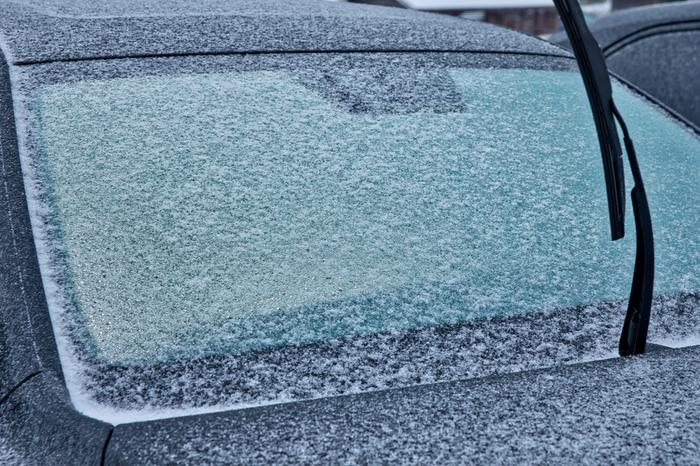 Alijäähtynyt vesi ja lumi tarrautuivat kiinni tuulilasiin Ylöjärvellä.