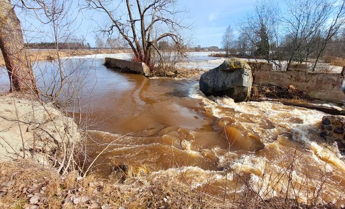 Joki keväällä Joki keväällä.