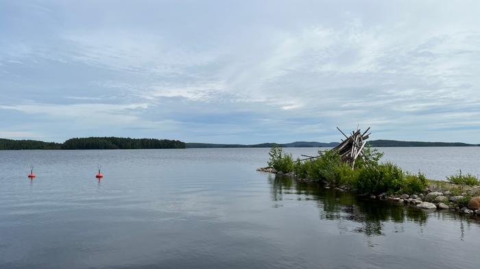 Juhannuskokkoja poltetaan Suomessa usein järvien rannoilla, mutta metsäpalovaroituksen aikaan ei avotulta saa sytyttää.