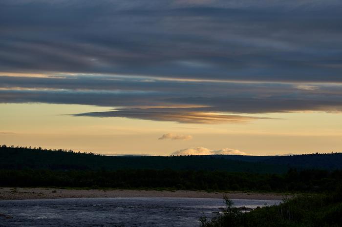 Juhannuksena Utsjoen yötöntä yötä vietettiin pilvien kera. 