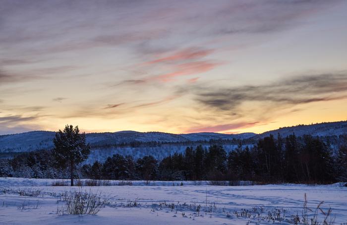Kaamosvaloa Karigasniemellä Auringonvaloa kajastaa päivällä kaamosalueellakin.