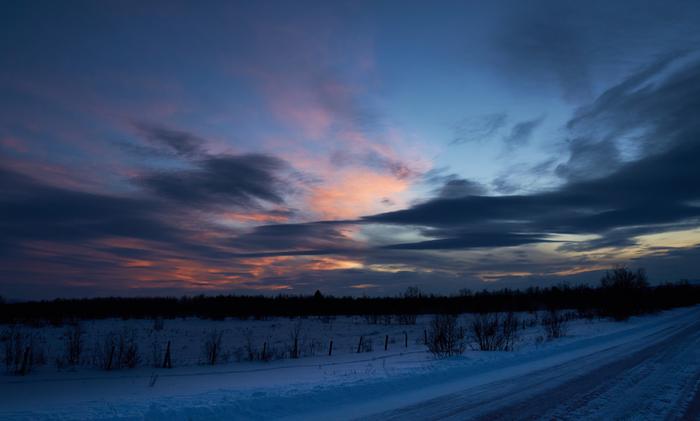 Lapissa selkeinä ja heikkotuulisina öinä pakkanen pääsee yhä kiristymään yön tunteina, vaikka päivisin auringolla alkaa olla jo selvemmin säätä lämmittävää vaikutusta.