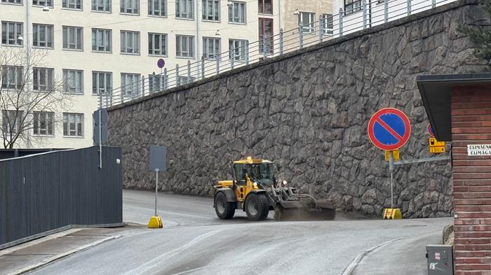 Katupölyn harjausta Alkukevät on katupölyn aikaa.