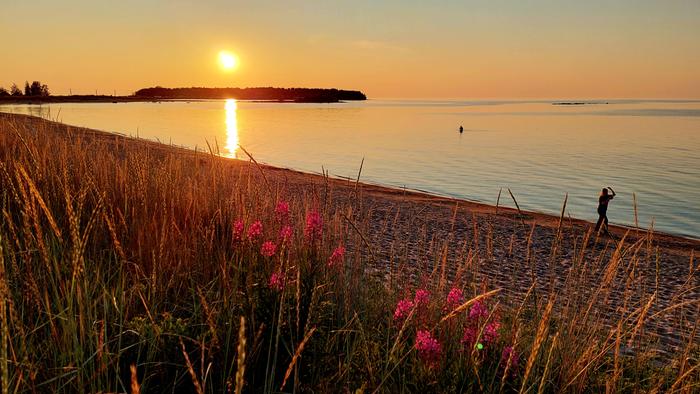 Kesäilta meren rannalla Lämmin sää vaikuttaa viiveellä myös meriveden pintalämpötilaan.