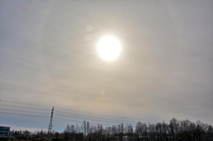 Aurinko kuultaa verhopilven (Altostratus) läpi.