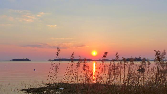 Aurinko laskuee huhtikuussa Vaasassa.