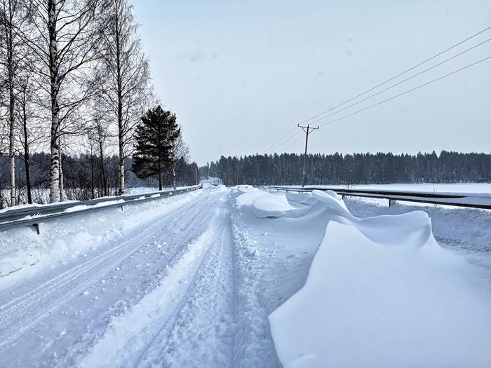 Avoimilla alueilla tuuli voi puhaltaa tielle autoilijoiden kannalta vaarallisia lumikinoksia.
