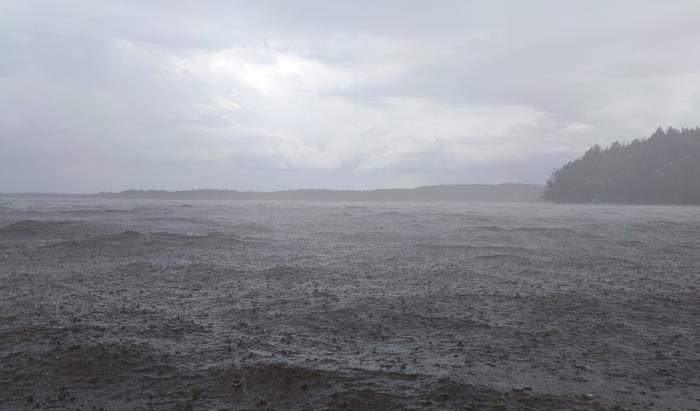 Rankkaa sadetta Sadekuuron yhteydessä tuuli usein voimistuu.