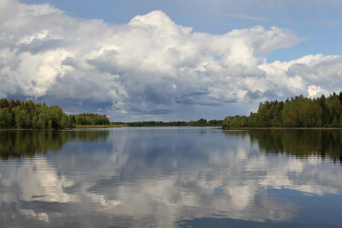 Kuuropilviä veden yllä Kuuropilviä veden yllä.