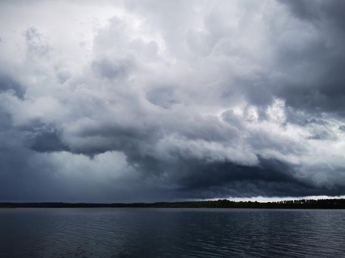 Lähestyviä kuuropilviä Lähestyvä ukkonen.