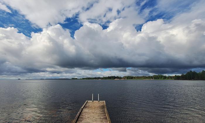 Kumpupilviä Oulujärvellä.