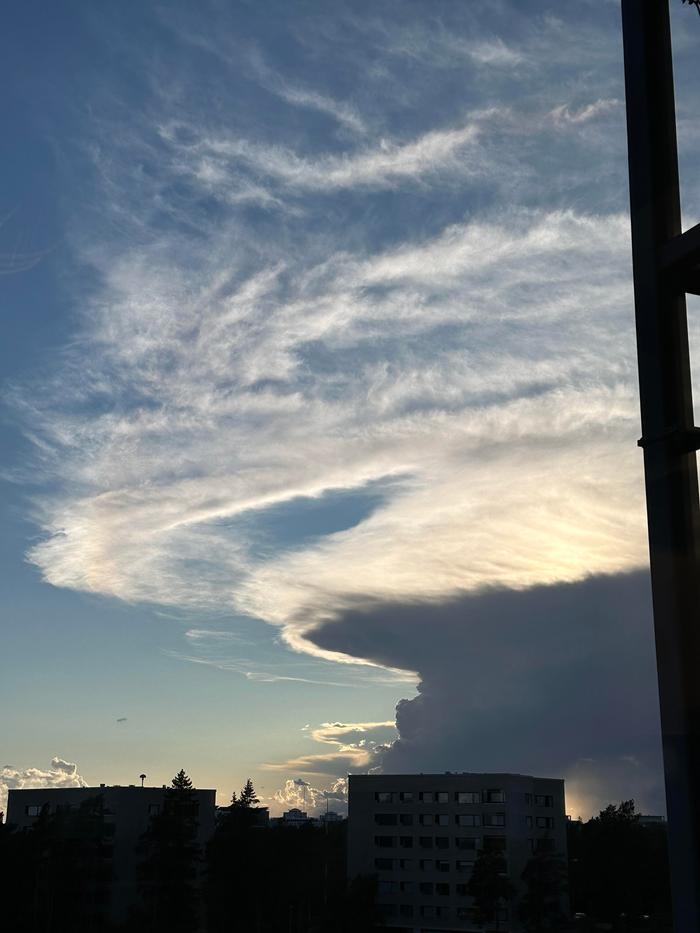 Kuuropilvi Kuivahtava sadekuuropilvi lauantai-iltana Espoon yllä.