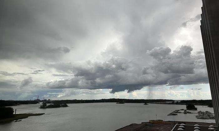 Sadekuuro Helsingin edustalla Sadekuuro Helsingin edustalla 11.8.2024