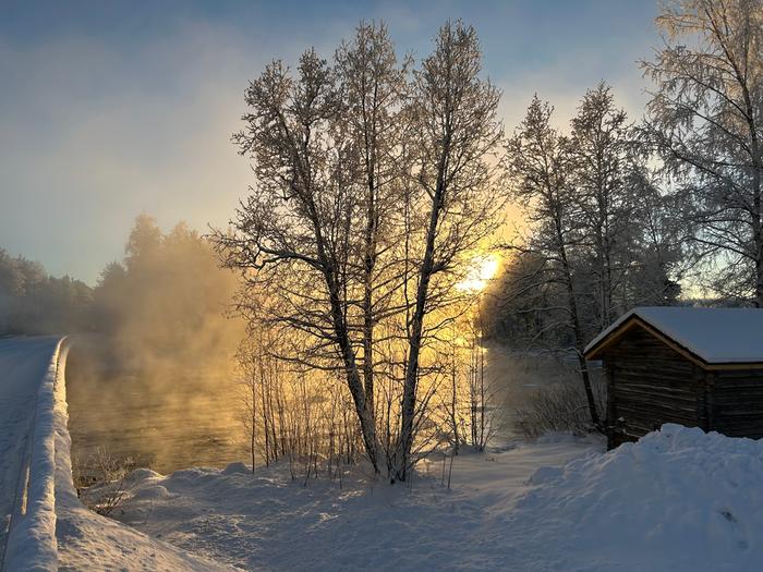 Koski kylmässä talvisäässä Sekä sisämaan sulien vesistöjen että meren yllä voi nähdä kireän pakkasen aikaan merisavua.