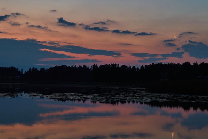 Helle nostaa myös järvien pintaveden lämpötilaa, ja yöaikaan lämpimintä on yleensä suurten vesistöjen luona.