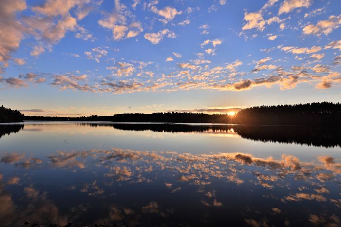Lämpimän kesäpäivän auringonlasku Pohjois-Suomessa.