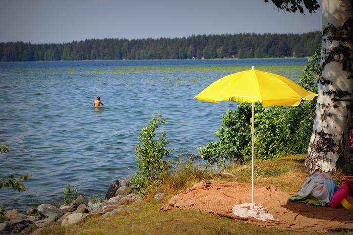 Lämmin kesäpäivä Pyhäjärvellä Helteinen sää nostaa veden pintalämpötilaa.