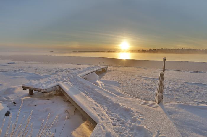 Melkein selkeä pakkaspäivä Oulujoella.