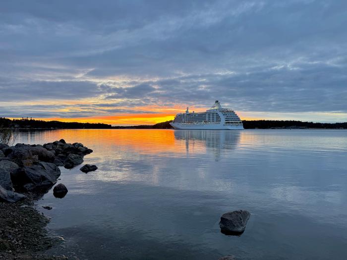 Risteilylaiva saaristossa auringonnousussa Risteilylaiva saaristossa.