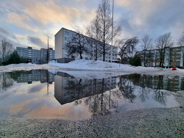 Vesilammikko Talvella hulevesiviemäreiden kannet voivat olla jään alla, jolloin sulamisvesi jää parkkipaikoille ja teille.
