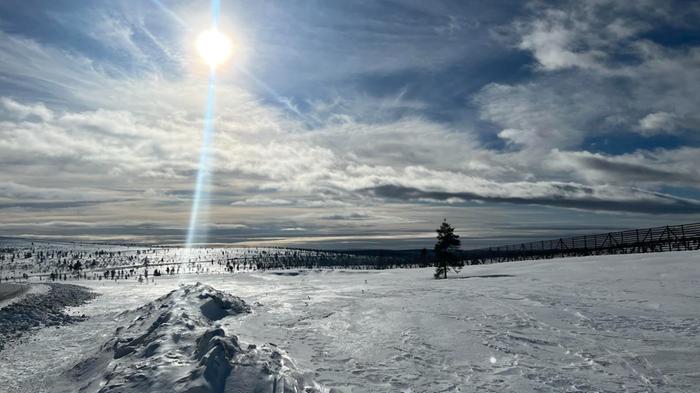 Aurinkoinen kevättalven päivä Saariselällä Aurinkoinen kevättalven päivä Saariselällä.