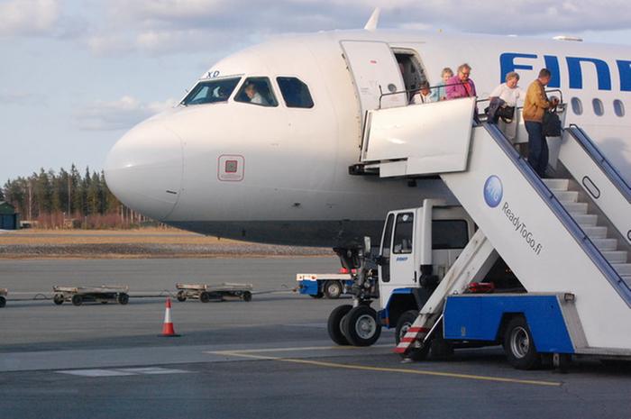Helpottuneita turisteja asteli ulos lentokoneesta tuhkapilviepisodin jälkeen Kuopion lentoasemalla.
