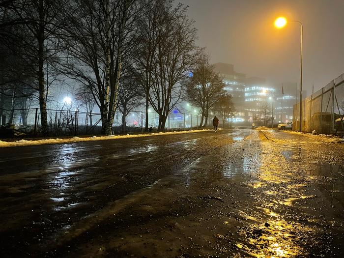 Jalkakäytävät voivat olla petollisen liukkaita lämpötilan sahatessa nollan molemmin puolin.