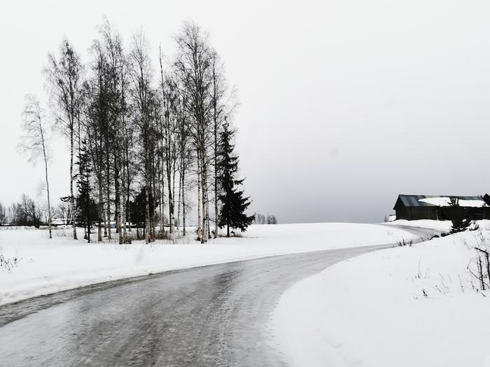 Tiet saavat liukkaan jääpeitteen lämpötilan sahatessa nollan molemmin puolin.