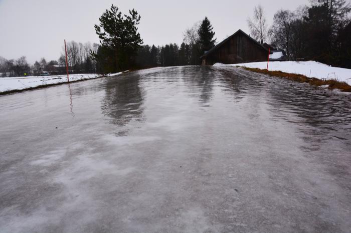 Lauhalla säällä jäisen tienpinnan päälle voi kertyä vettä.
