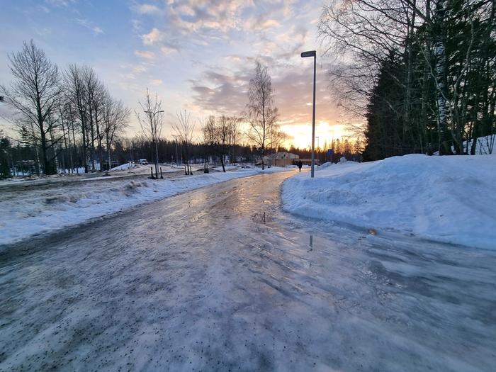 Lauhassa talvisäässä kevyen liikenteen väylät muuttuvat usein jääkentiksi.